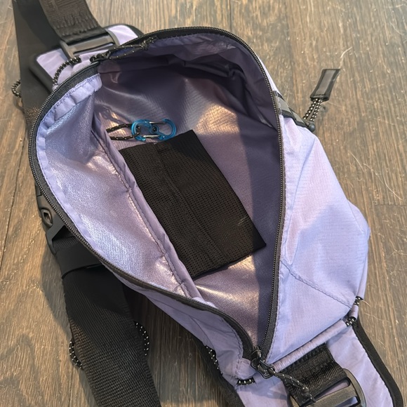 Janji Multipass Sling Bag 2L - Picture 4 of 7